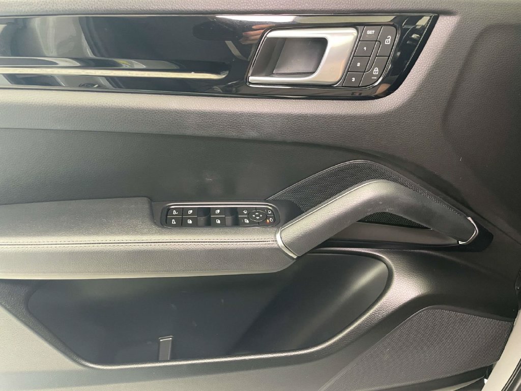Certified 2023 Porsche Cayenne AWD/4WD image 35
