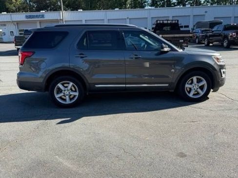 Used 2017 Ford Explorer XLT w/ Equipment Group 202A AWD/4WD image 6