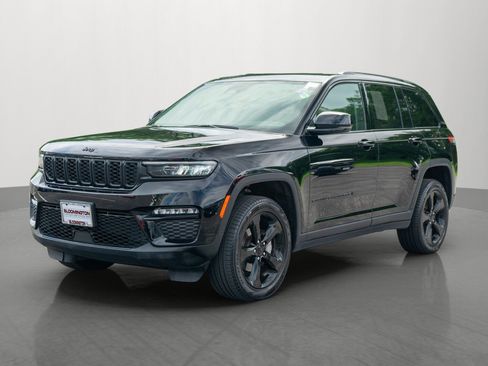 Used 2023 Jeep Grand Cherokee Limited w/ Black Appearance Package AWD/4WD image 3