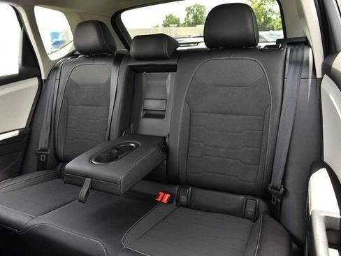 Used 2025 Volkswagen Taos SE AWD/4WD image 21