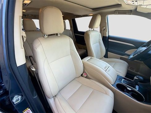 Used 2019 Toyota Highlander XLE image 15