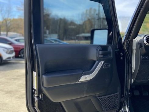Used 2018 Jeep Wrangler Rubicon w/ Power Convenience Group image 11