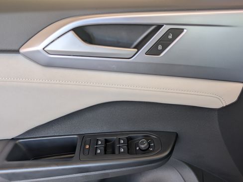 Used 2025 Volkswagen Taos SE w/ Panoramic Sunroof Package FWD image 16