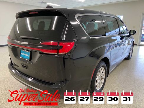 Used 2024 Chrysler Pacifica Touring-L image 5