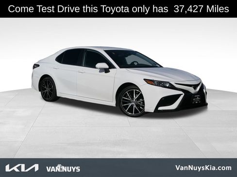 Used 2023 Toyota Camry SE image 1