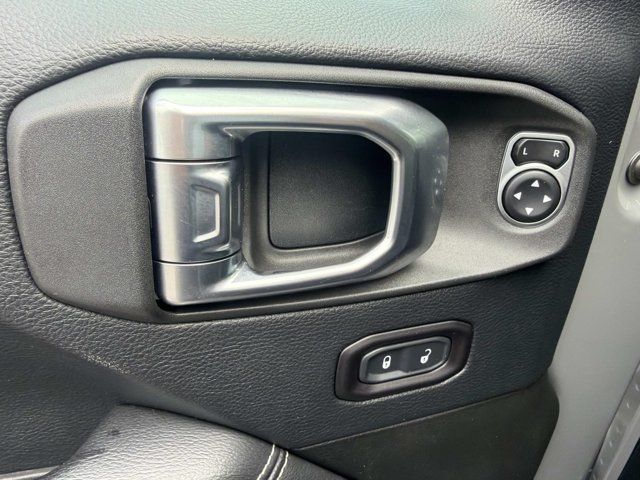 Used 2018 Jeep Wrangler Unlimited Sahara AWD/4WD image 8