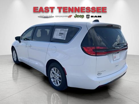 New 2026 Chrysler Pacifica Select image 5