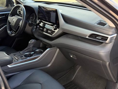Used 2021 Toyota Highlander Platinum FWD image 25