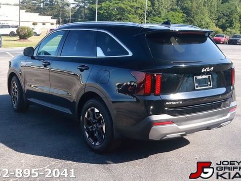Certified 2025 Kia Sorento S w/ Panoramic Sunroof Package FWD image 5