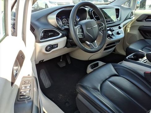 Used 2023 Chrysler Pacifica Touring-L FWD image 17