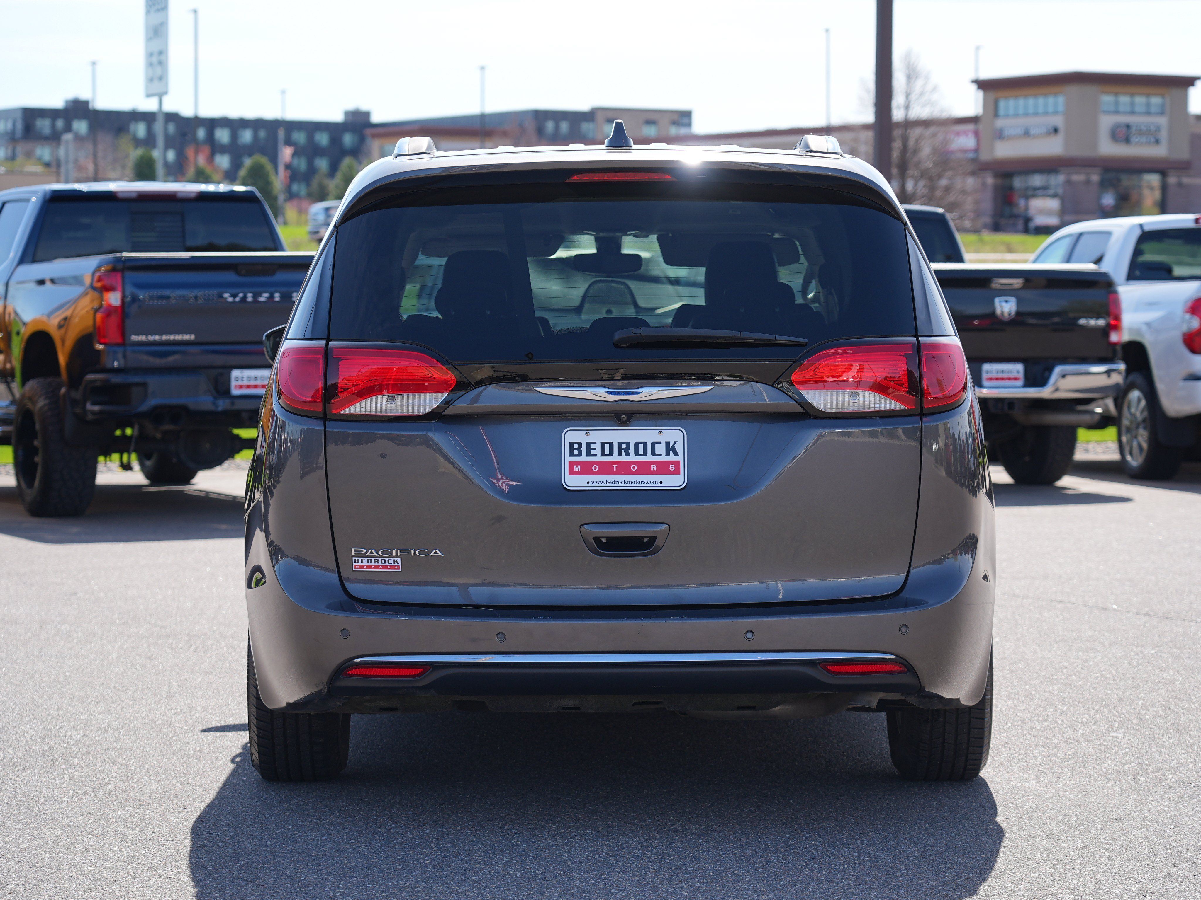 Used 2018 Chrysler Pacifica Touring-L w/ Premium Audio Group FWD image 4