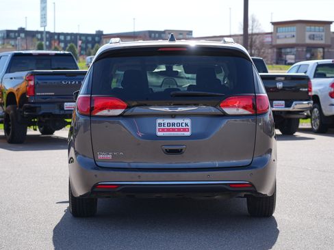 Used 2018 Chrysler Pacifica Touring-L w/ Premium Audio Group FWD image 4
