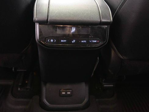 Used 2022 Toyota Highlander XSE FWD image 9