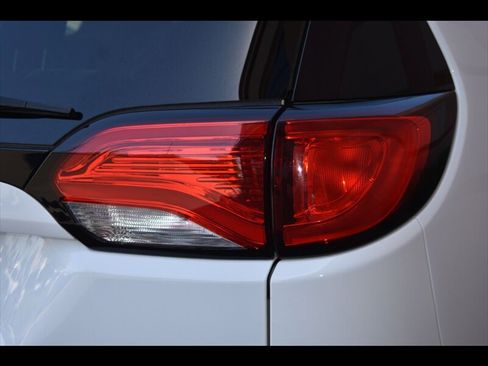 Used 2019 Chrysler Pacifica Touring-L image 51