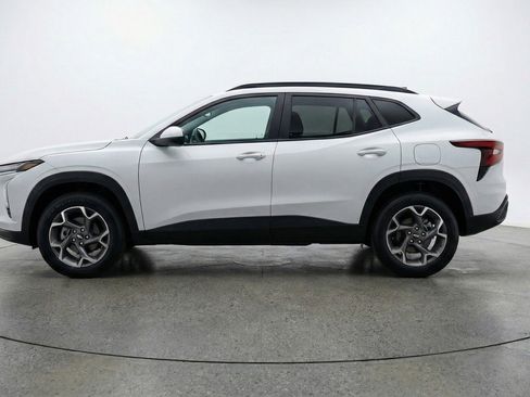 Used 2025 Chevrolet Trax LT FWD image 5
