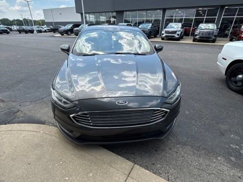 Used 2017 Ford Fusion SE w/ Fusion SE Technology Package FWD image 3