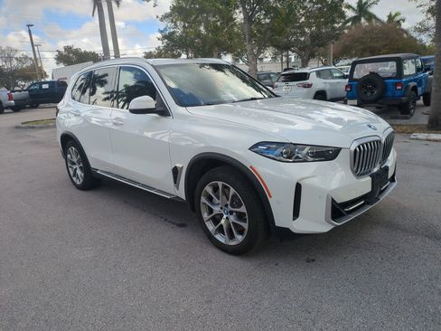 Used 2025 BMW X5 xDrive50e image 2