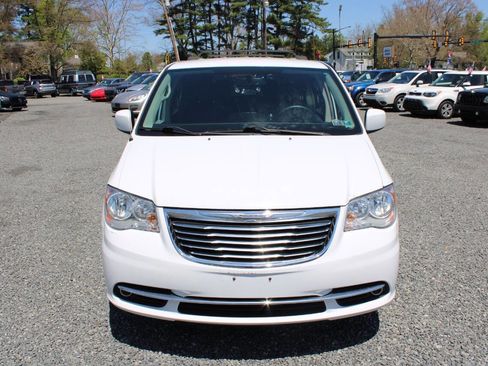 Used 2016 Chrysler Town & Country Touring FWD image 3