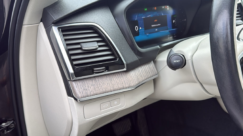 Certified 2024 Volvo XC90 T8 Plus AWD/4WD image 12