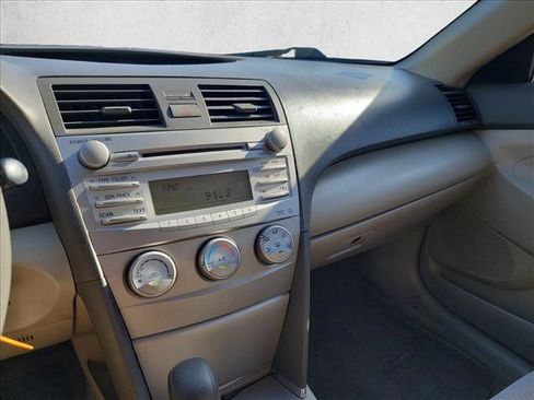 Used 2010 Toyota Camry LE image 19