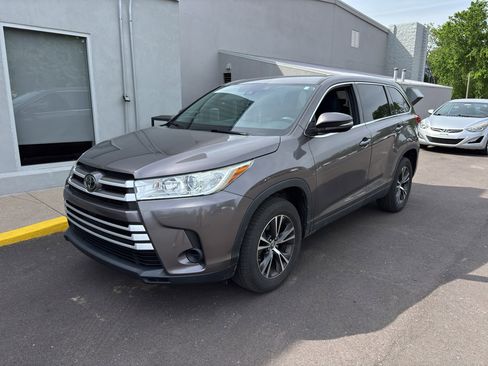 Used 2019 Toyota Highlander LE image 2