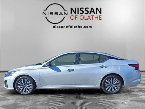 Used 2024 Nissan Altima 2.5 SV FWD image 18