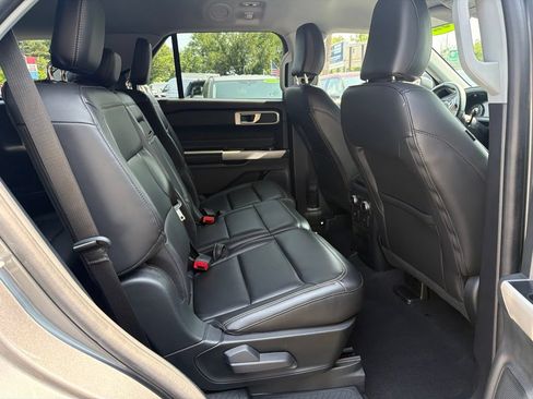 Used 2022 Ford Explorer XLT w/ Equipment Group 202A AWD/4WD image 6