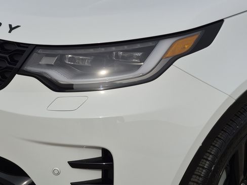 New 2026 Land Rover Discovery Dynamic SE image 9