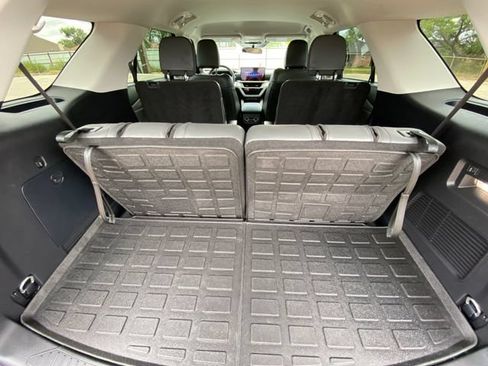 Used 2025 Ford Explorer Active w/ Active Comfort Package RWD image 17