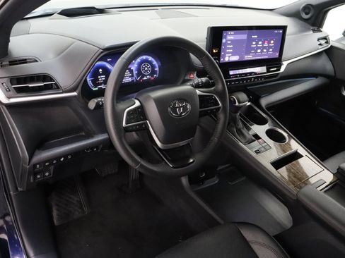 Used 2025 Toyota Sienna Platinum AWD/4WD image 13
