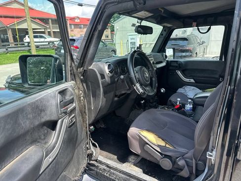 Used 2017 Jeep Wrangler Unlimited Sahara AWD/4WD image 5