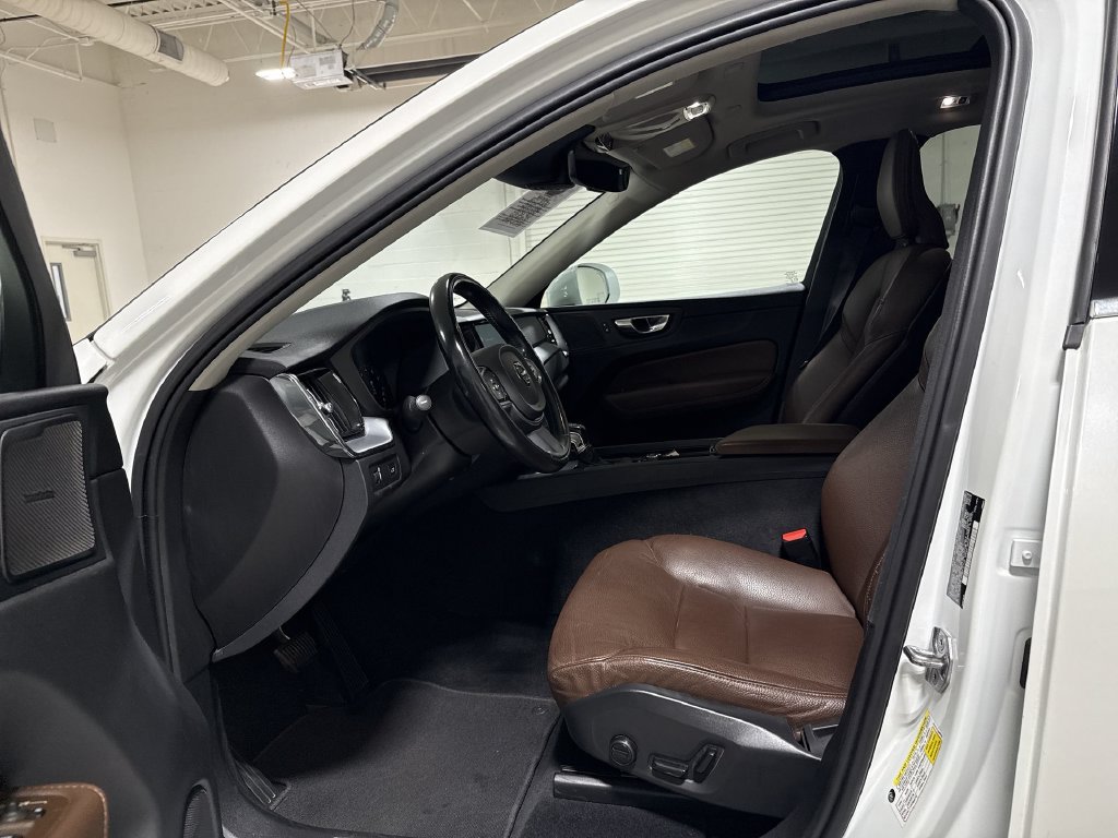 Used 2020 Volvo XC60 T6 Momentum AWD/4WD image 21