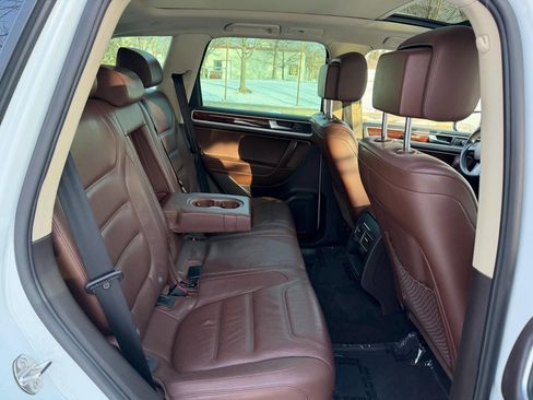 Used 2013 Volkswagen Touareg Sport image 37