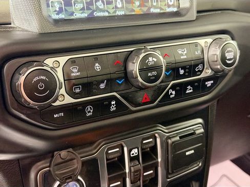 Used 2021 Jeep Wrangler Unlimited Sahara w/ Uconnect 4C Nav & Sound Group AWD/4WD image 16