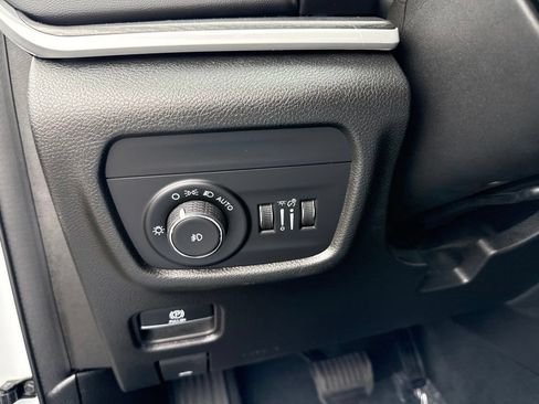 Used 2023 Jeep Grand Cherokee L Limited AWD/4WD image 16