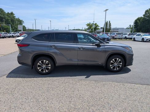 Used 2021 Toyota Highlander XLE AWD/4WD image 7