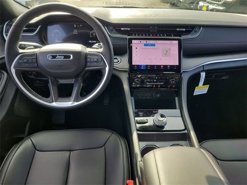 New 2025 Jeep Grand Cherokee Limited image 9