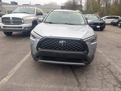 Used 2024 Toyota Corolla Cross LE w/ Moonroof Package image 2