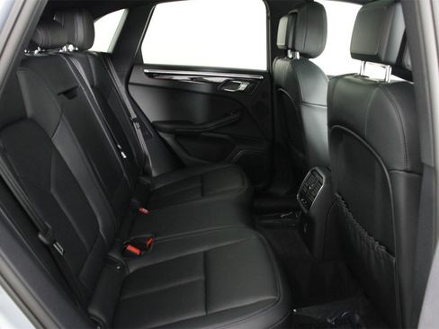 Used 2025 Porsche Macan image 32