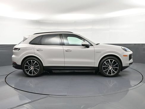 Certified 2026 Porsche Cayenne E-Hybrid AWD/4WD image 9