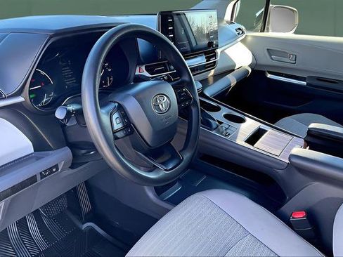 Used 2024 Toyota Sienna LE image 11