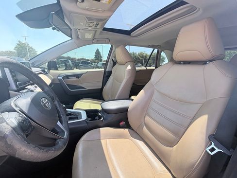 Used 2019 Toyota RAV4 XLE Premium FWD image 6