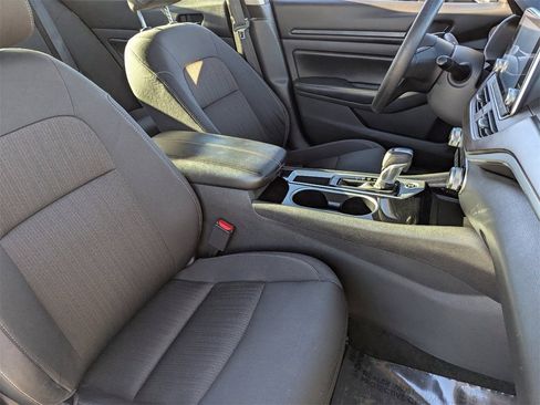 Used 2024 Nissan Altima 2.5 SV image 8