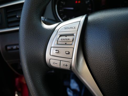 Used 2015 Nissan Rogue SV image 28