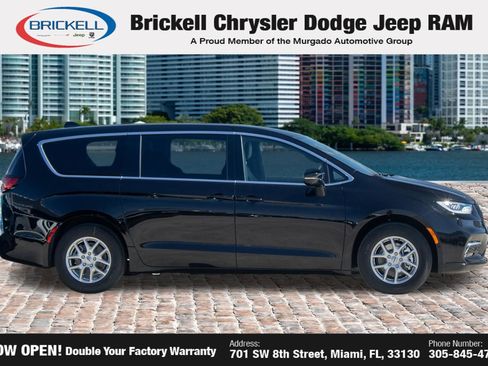 New 2025 Chrysler Pacifica Select FWD image 4