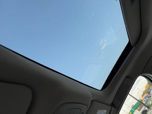 Used 2010 Cadillac DTS Luxury image 30