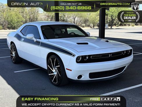 Used 2015 Dodge Challenger SXT RWD image 1