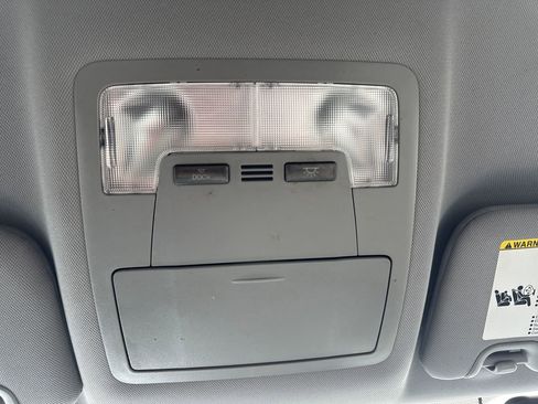 Used 2015 Toyota Highlander LE image 27