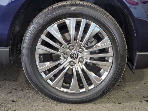 Used 2023 Toyota Venza Limited image 4