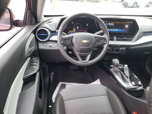 Used 2024 Chevrolet Trax LT FWD image 11